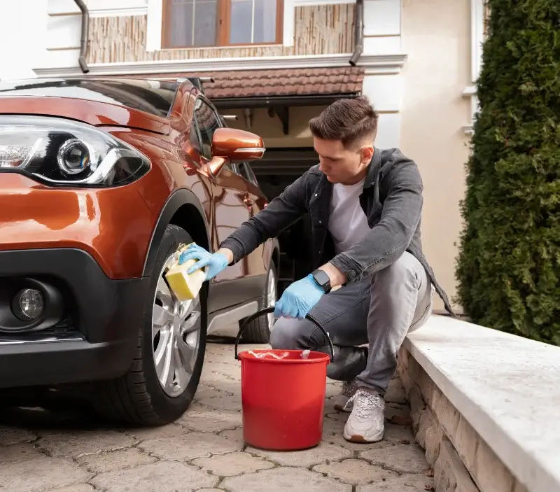 Lavage auto à domicile Le Grand-Lemps : professionnel intervenant sur un véhicule